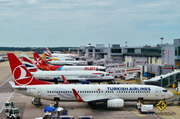 Boeing 737-8F2